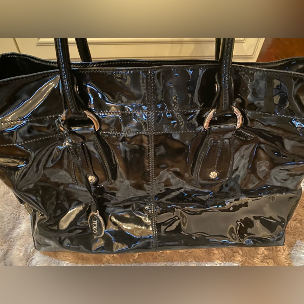 TOD’S black patent leather tote bag with silver tab (75933).